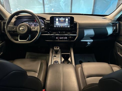 Used 2025 Nissan Pathfinder SL AWD/4WD image 9