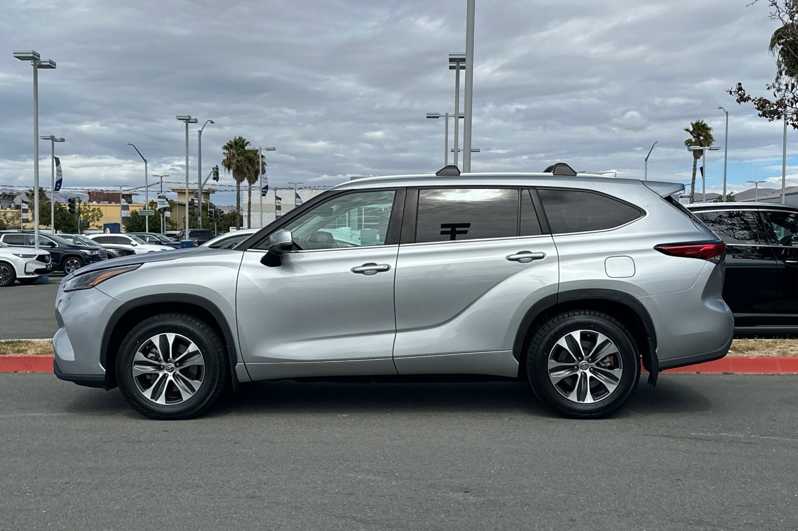 Used 2023 Toyota Highlander XLE FWD image 7