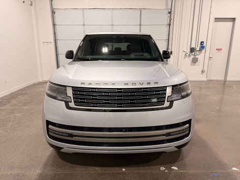 Used 2025 Land Rover Range Rover SE image 2