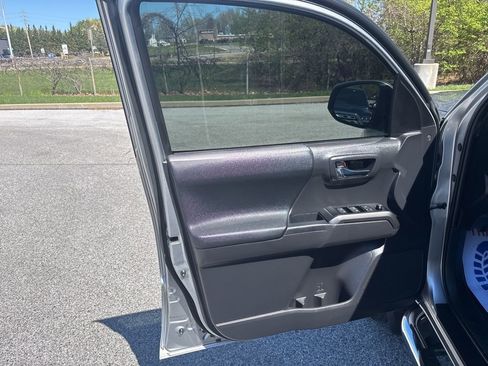 Used 2023 Toyota Tacoma TRD Off-Road w/ Technology Package AWD/4WD image 12