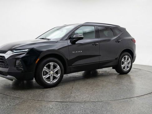 Used 2025 Chevrolet Blazer LT FWD image 2
