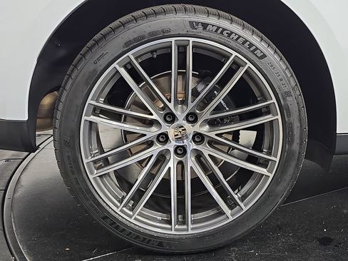 Certified 2025 Porsche Macan AWD/4WD image 29