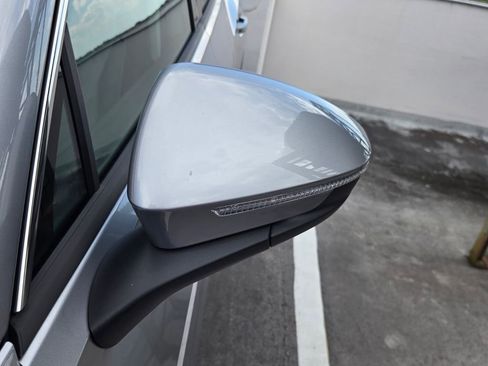 Used 2025 Volkswagen Tiguan SE w/ Panoramic Sunroof Package AWD/4WD image 10