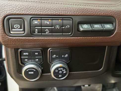 Used 2021 GMC Yukon XL Denali w/ Denali Premium Package AWD/4WD image 15
