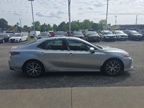 Used 2022 Toyota Camry XLE w/ Cold Weather Package FWD image 6