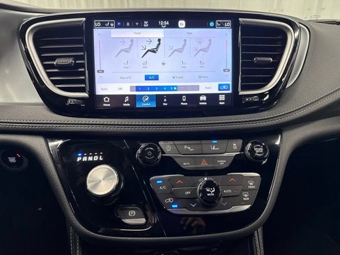 Used 2026 Chrysler Pacifica Limited w/ Uconnect Theater Family Group FWD image 22