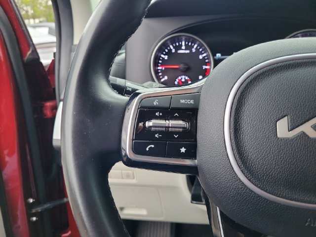 Used 2024 Kia Carnival LX FWD image 23