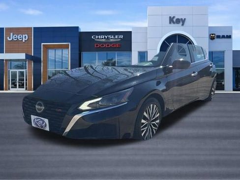 Used 2023 Nissan Altima 2.5 SV FWD image 2