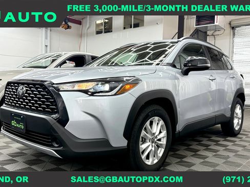 Used 2025 Toyota Corolla Cross LE image 1