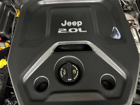Used 2022 Jeep Wrangler Unlimited Sahara AWD/4WD image 10