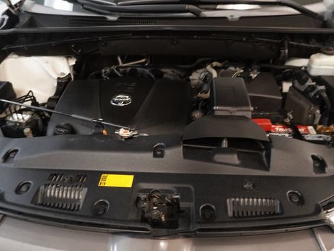 Used 2019 Toyota Highlander LE AWD/4WD image 40