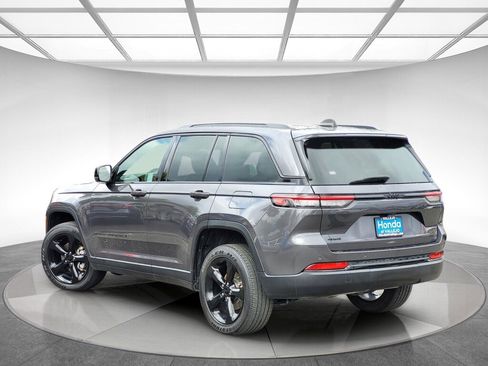 Used 2023 Jeep Grand Cherokee Altitude image 7