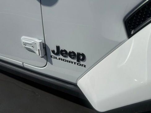 Used 2022 Jeep Gladiator Willys image 5