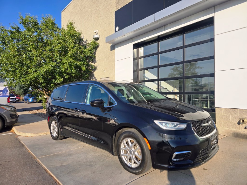 Used 2024 Chrysler Pacifica Touring-L FWD image 4
