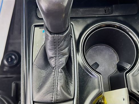 Used 2019 Toyota Camry SE w/ Sunroof Package image 21