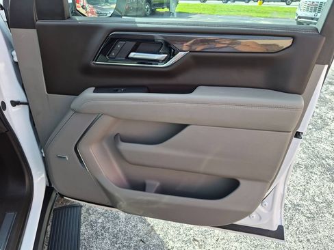 Used 2025 GMC Yukon Elevation w/ LPO, Elevation Black Package AWD/4WD image 23