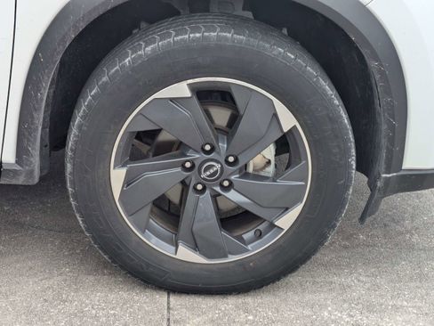 Used 2024 Nissan Rogue SV FWD image 11