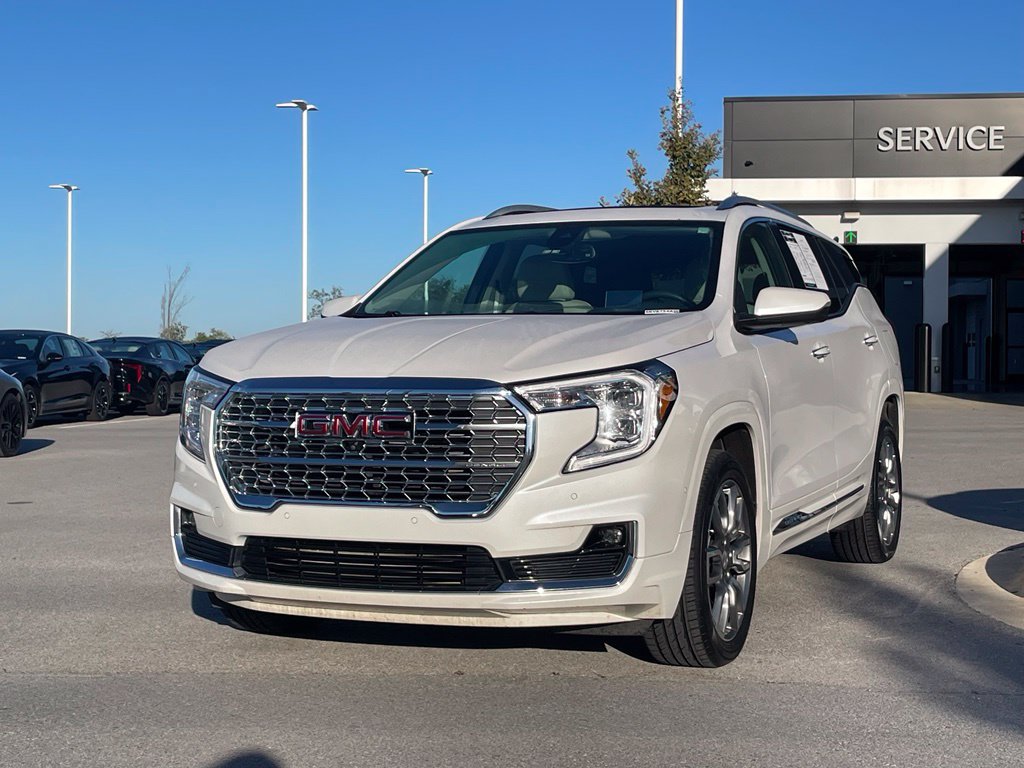 Used 2024 GMC Terrain Denali w/ Denali Premium Package AWD/4WD image 3