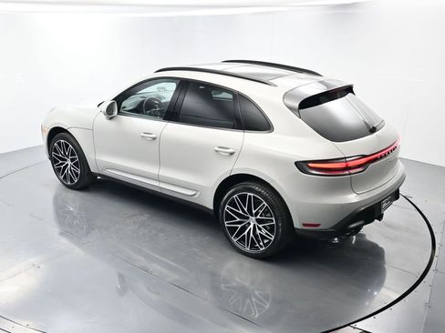 Certified 2025 Porsche Macan image 38
