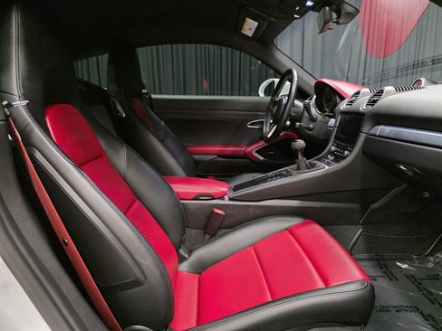 Used 2017 Porsche 718 Cayman RWD image 2