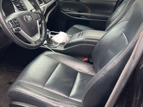 Used 2017 Toyota Highlander XLE image 2