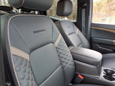 Used 2024 GMC Canyon Denali image 25