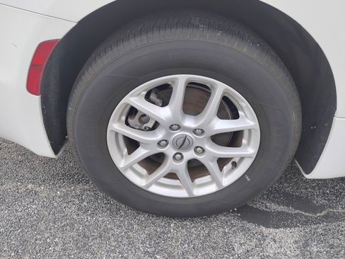 Used 2023 Chrysler Pacifica Touring-L FWD image 27