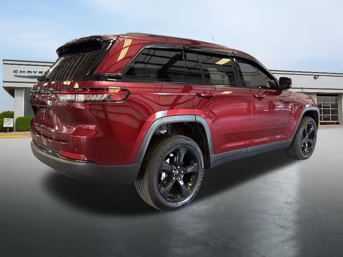 Used 2024 Jeep Grand Cherokee Altitude image 5