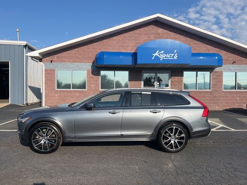 Used 2019 Volvo V90 T6 Cross Country w/ Advanced Package AWD/4WD image 3