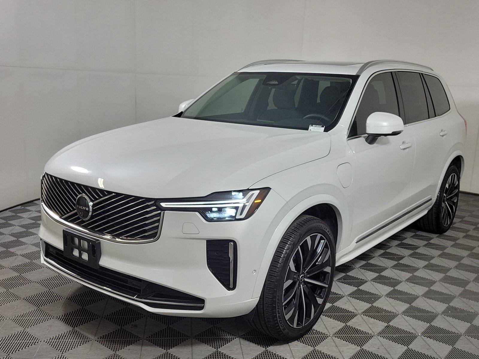 Certified 2025 Volvo XC90 T8 Plus w/ Protection Package Premier AWD/4WD image 3