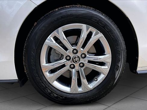 Used 2024 Toyota Sienna Platinum image 10