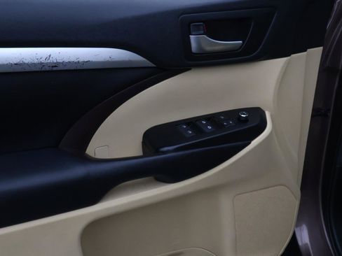 Used 2019 Toyota Highlander XLE image 16