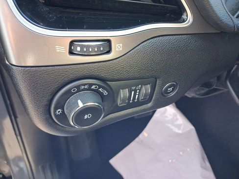 Used 2021 Jeep Cherokee Limited AWD/4WD image 28