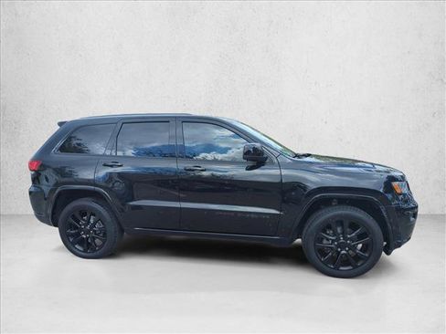 Used 2018 Jeep Grand Cherokee Altitude AWD/4WD image 4