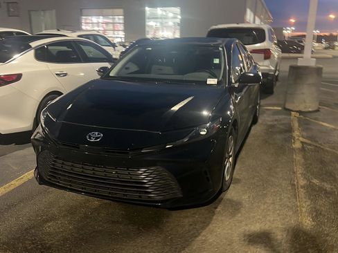 Used 2025 Toyota Camry LE w/ Convenience Package image 3