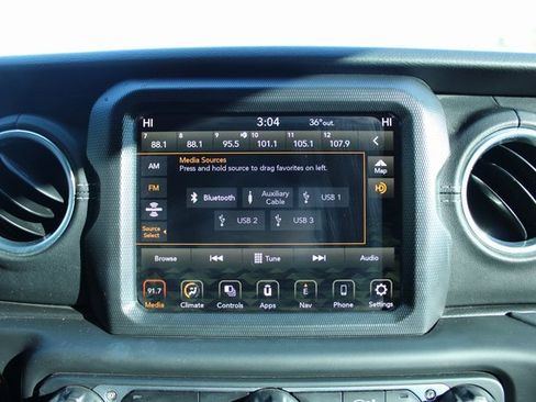 Used 2018 Jeep Wrangler Unlimited Sahara image 19