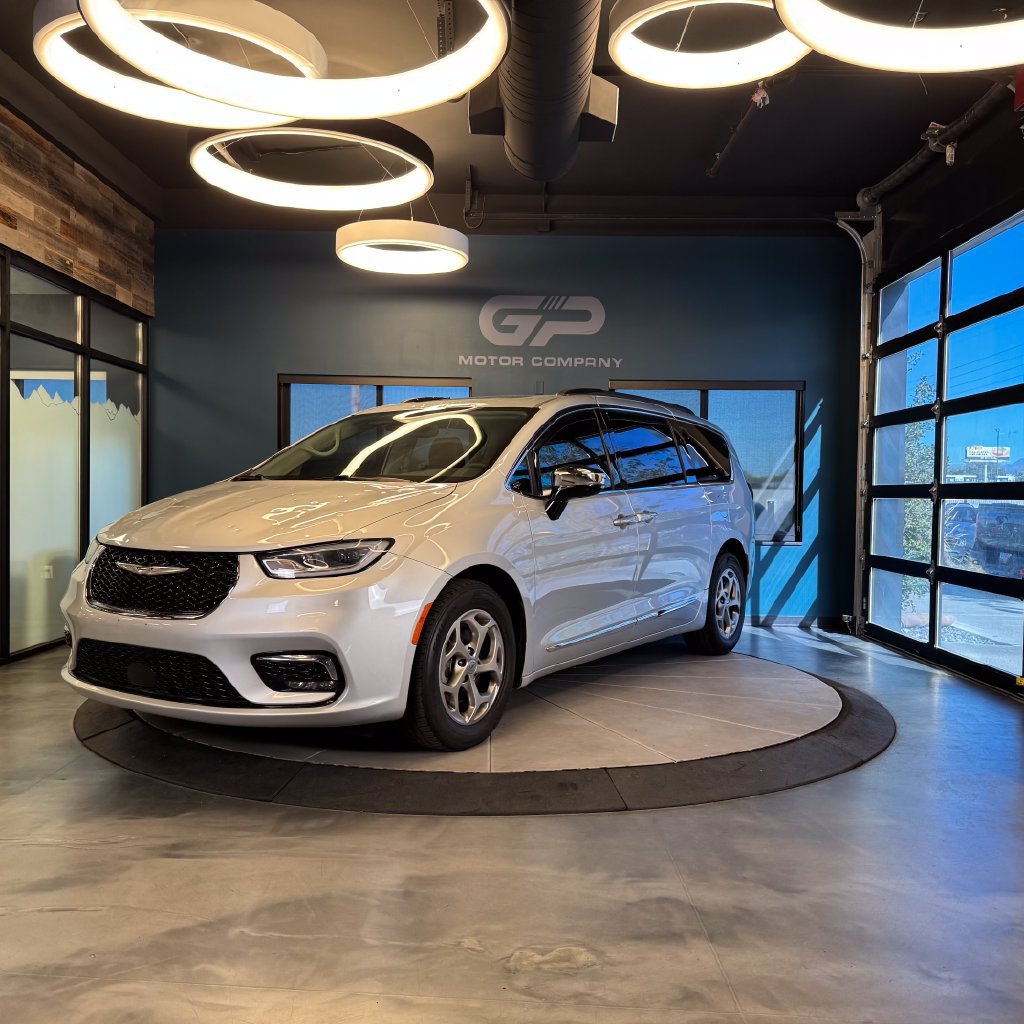Used 2023 Chrysler Pacifica Limited FWD image 7