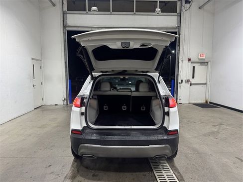 Used 2019 Jeep Cherokee Limited image 19