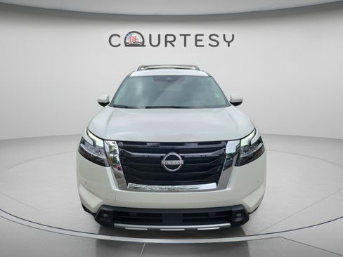 Used 2023 Nissan Pathfinder SL AWD/4WD image 7