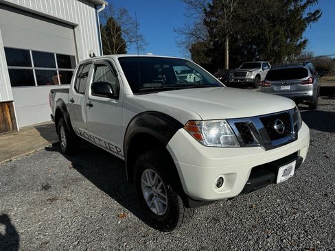 Used 2016 Nissan Frontier SV image 3