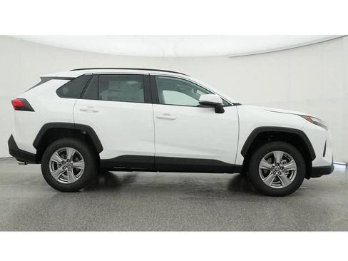 Used 2022 Toyota RAV4 XLE w/ Convenience Package FWD image 32