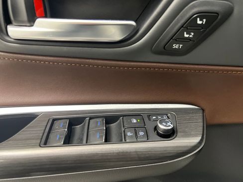 Used 2022 Toyota Venza Limited AWD/4WD image 12