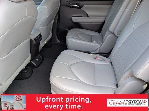 Used 2022 Toyota Highlander XLE AWD/4WD image 12