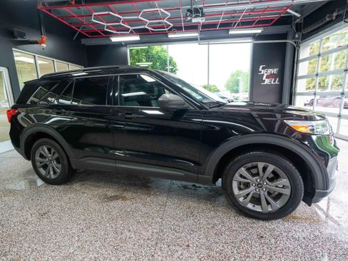 Used 2021 Ford Explorer XLT w/ Equipment Group 202A AWD/4WD image 5