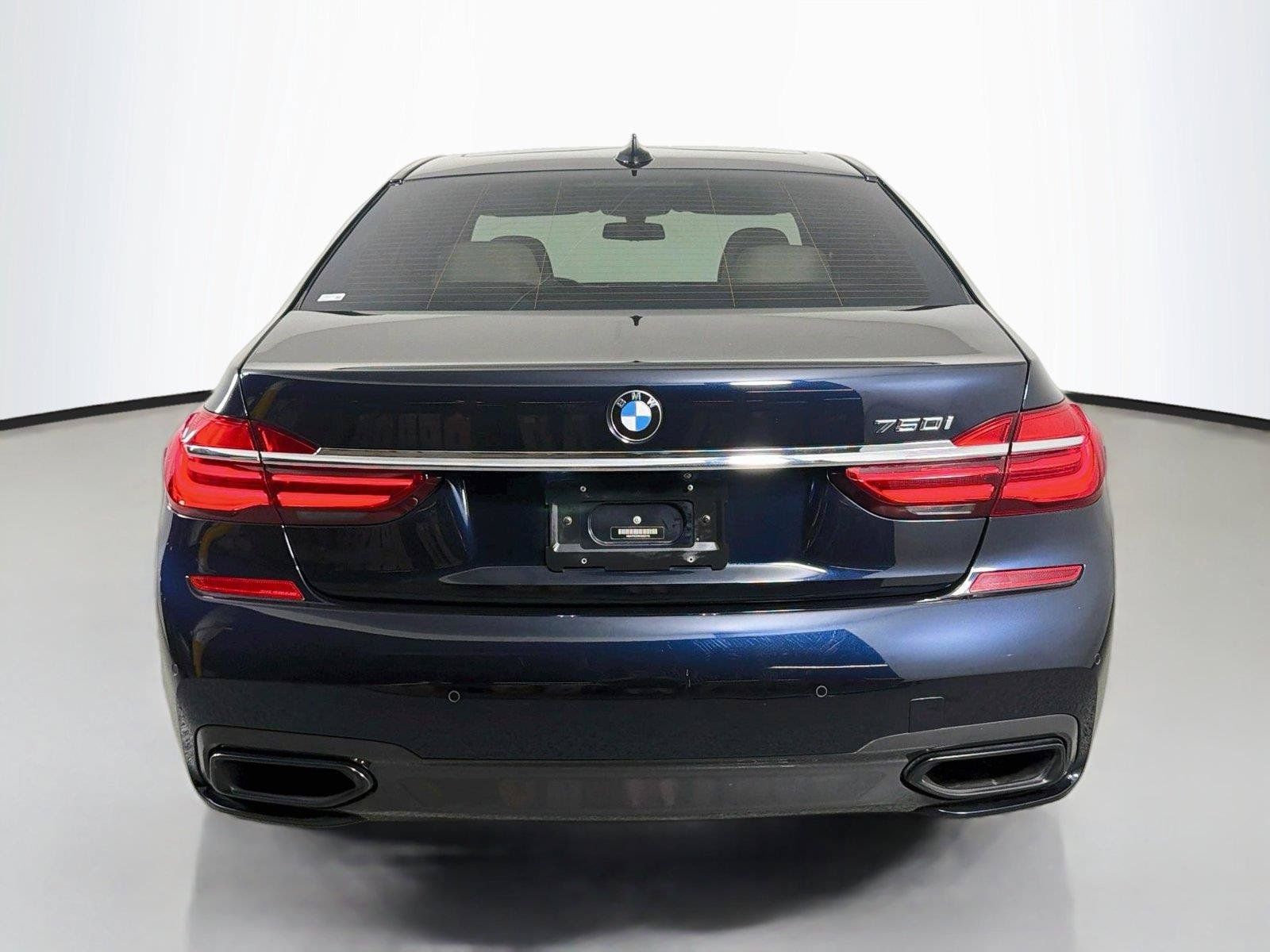 Used 2019 BMW 750i w/ M Sport Package RWD image 6