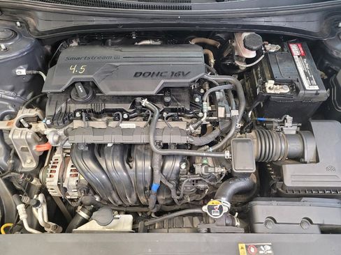 Used 2021 Hyundai Elantra SE image 30