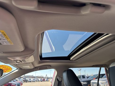 Used 2022 Toyota RAV4 XLE Premium image 5