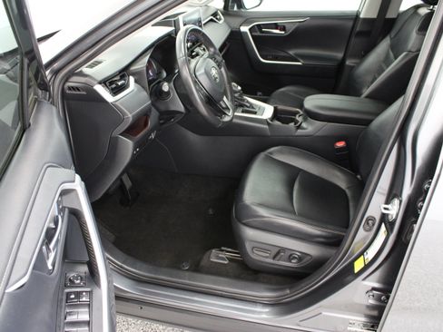 Used 2019 Toyota RAV4 Limited FWD image 14