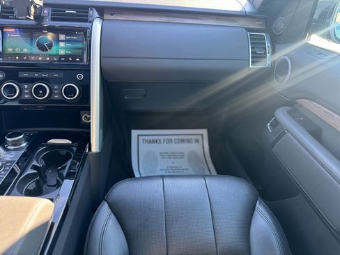 Used 2018 Land Rover Discovery HSE image 14