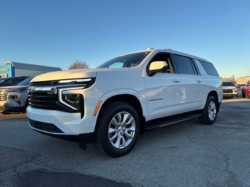 Used 2025 Chevrolet Suburban LS image 2